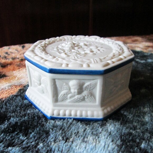 Antique Porcelain creme Bisque lidded trinket box 4"x4" wide (10cm)x2"(5cm) high - Picture 9 of 12